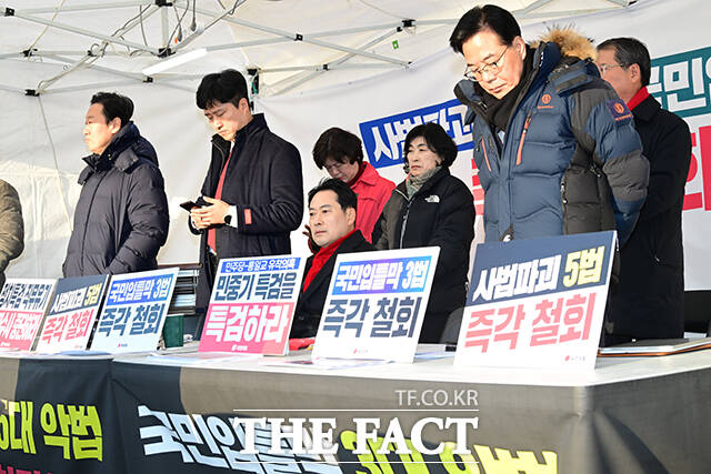 국회 본관 앞 천막 농성장에서 최고위원회의 갖는 국민의힘.