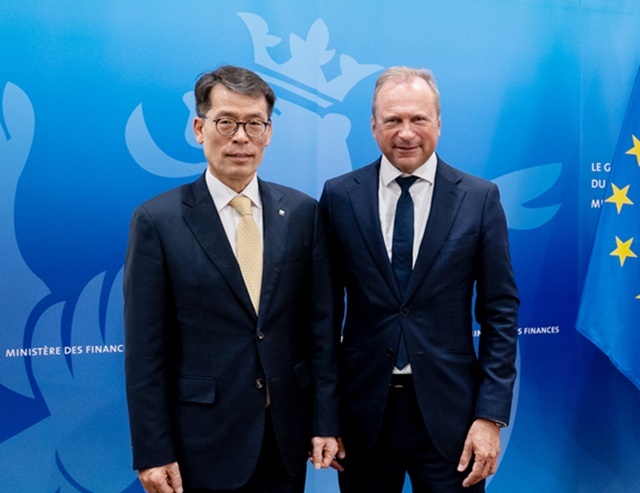 12일(현지시간) 룩셈부르크 재무부 청사에서 (왼쪽부터) 김성태 기업은행장, 질 로트 룩셈부르크 재무장관 겸 룩셈부르크 하우스 오브 핀테크 의장이 기념촬영을 하고 있다. /IBK기업은행