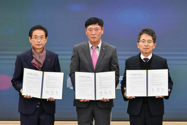 영주시는 15일 시청 강당에서 경북도, 코리아디펜스인더스트리와 함께 2200억 원 규모의 방위산업 제조 공장 신설 투자양해각서(MOU)를 체결했다.사진 왼쪽부터 이철우 경북도지사, 정정모 코리아디펜스트리 대표이사, 유정근 영주시장 권한대행. /영주시