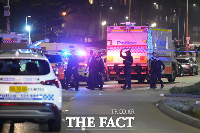 14일(현지시간) 호주 시드니 동부 유명 해변 휴양지 본다이 비치에서 총기 난사 사건이 발생한 가운데 경찰이 현장 주변을 통제하고 있다. /시드니=AP.뉴시스