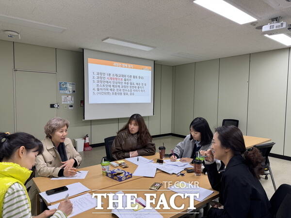 영양Dream 연구회가 교수학습과정안 연수를 진행하는 모습 /정예준 기자