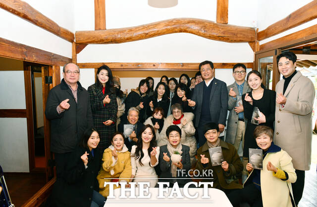 김효지 작가와 김온정 큐레이터를 비롯한 참석자들이 13일 여수 원도심 낭만배울학교 쉬어家에서 열린 개인전 우주를, 바다를-담다, 닮다 개막식 후 기념 촬영을 하고 있다. /고병채 기자