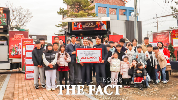 유학선 대전신세계 Art & Science 부점장(가운데에서 우측)이 지난 13일 임직원 봉사단과 함께 대전 유성구 소재 양육시설인 천양원을 찾아 최승인 초록우산 충청권역총괄본부장에게 희망산타원정대 운영을 위한 후원금과 영화관 이용권 등 아동들을 위한 크리스마스 선물을 전달하고 있다. /대전신세계