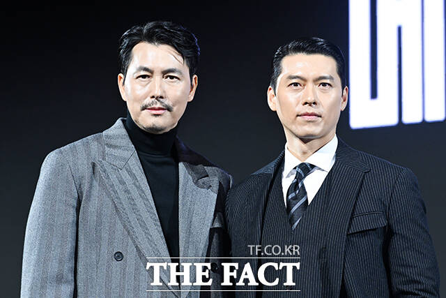 배우 정우성(왼쪽)과 현빈이 15일 오전 서울 강남구 그랜드 인터컨티넨탈 서울 파르나스에서 열린 디즈니+ 새 오리지널 시리즈 ‘메이드 인 코리아’ 제작발표회에 참석해 포즈를 취하고 있다. /서예원 기자