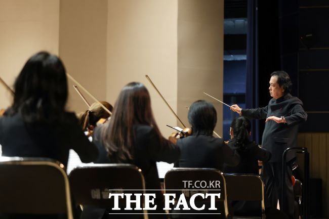 장명근 지휘자가 의왕시 송년음악회를 지휘하고 있다. /의왕시