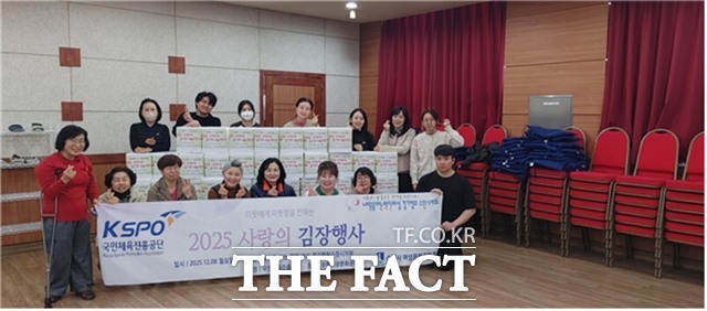 경륜경정총괄본부 수원지사는 지난 3일, 사랑의 김장행사를 위한 기부금을 전달하고 봉사활동을 펼쳤다./국민체육진흥공단