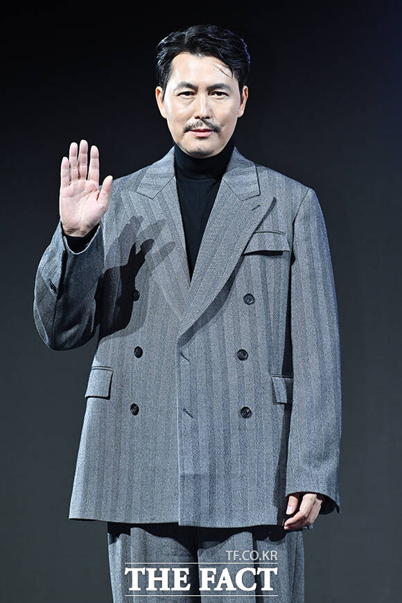 배우 정우성이 가족 관계 변동에 대한 취재진의 질문에 답변하고 있다.