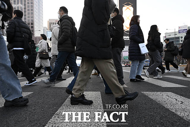 전국 대부분 지역 아침 기온이 영하 5도 안팎으로 떨어진 15일 오전 시민들이 서울 종로구 광화문 인근 횡단보도에서 신호를 기다리고 있다. /송호영 기자