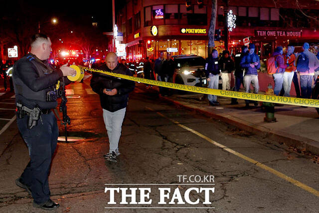 13일(현지시간) 미국 로드아일랜드주 프로비던스의 브라운대에서 총격이 발생한 가운데 경찰 관계자들이 대학 교문을 통제하고 있다. /프로비던스=AP.뉴시스