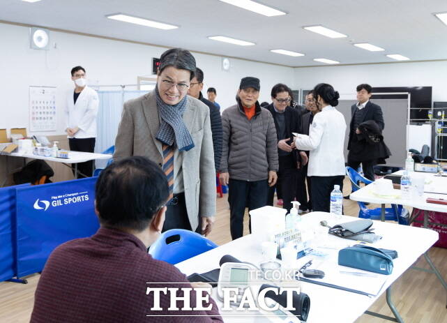 청양군 보건의료원 의료진이 의료 취약지역 마을을 찾아 찾아가는 의료원 순회진료를 진행하고 있는 가운데 김돈곤 청양군수가 상담을 하고 있다. /청양군