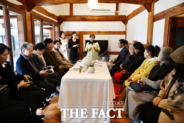 조영주 지역문화콘텐츠연구소 소장이 13일 여수 원도심 낭만배울학교 쉬어家에서 열린 김효지 작가 개인전 우주를, 바다를-담다, 닮다 개막식에서 환영 인사를 하고 있다. /고병채 기자