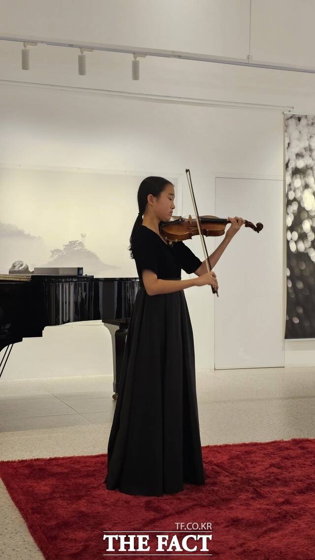 정기쁨 학생이 13일 빛과 소금 갤러리에서 열린 유진의 겨울 이야기 음악회에서 비오티 바이올린 협주곡 제22번을 연주하고 있다. /고병채 기자