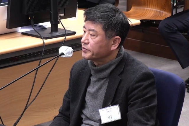 내란 사건을 수사하는 조은석 특별검사팀이 노상원 전 국군정보사령관의 수첩에 대한 추가 수사가 필요하다고 보고 경찰 국가수사본부에 이첩했다. 노상원 전 국군방첩사령관이 지난 8일 윤석열 전 대통령의 내란 우두머리 혐의 속행공판에 증인으로 출석해 발언하고 있다./서울중앙지법