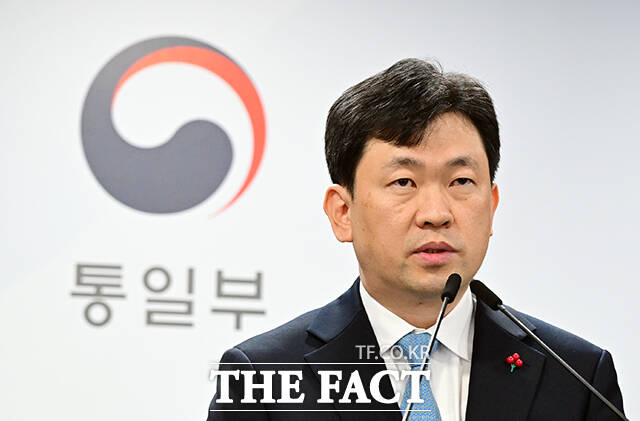 윤민호 통일부 대변인이 15일 오전 서울 종로구 정부서울청사에서 접경지역 무인기 비행을 금지하는 항공안전법과 항공안전법 위반 행위 등을 제재할 수 있는 경찰관직무집행법 개정안 통과와 관련해 브리핑을 하고 있다. /임영무 기자