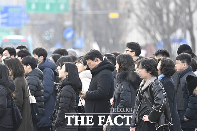 전국 대부분 지역 아침 기온이 영하 5도 안팎으로 떨어진 15일 오전 시민들이 서울 종로구 광화문 인근 횡단보도에서 신호를 기다리고 있다. /송호영 기자