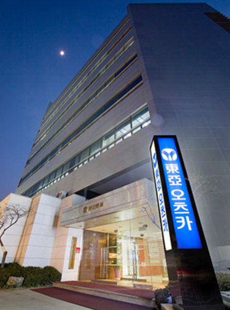 동아오츠카가 13년 만에 일본인 대표를 새로 선임했다. 신임 대표는 코나가이켄 대표이사로 한국의 박철호 대표와 공동대표 체제가 된다. 동아오츠카 사옥 /동아오츠카