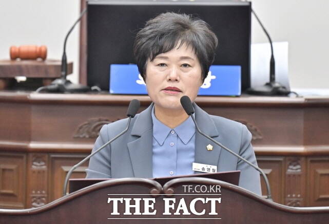 송영월 공주시의원이 15일 열린 제262회 공주시의회 제2차 정례회 제4차 본회의에서 5분 자유발언을 하고 있다. /공주시의회