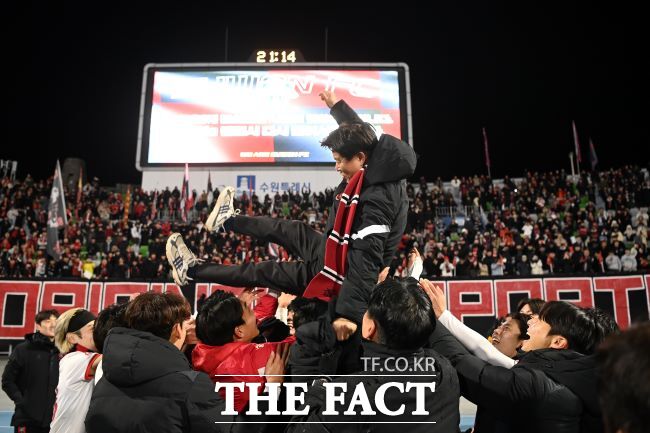 부천FC1995의 K리그1 승격이 확정된 후 선수단이 조용익 부천시장을 헹가래 치고 있다. /부천시
