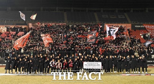 부천FC1995 K리그1 승격을 축하하며 선수단과 헤르메스가 단체 기념사진을 촬영했다. /부천시