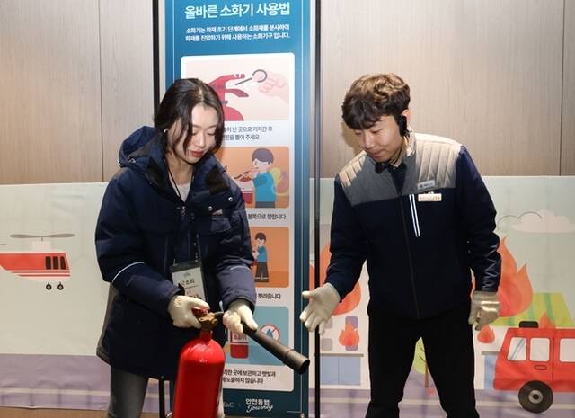 GS건설이 지난 12일 경기도 광명시의 한 아파트 건설현장에서 GS건설 임직원·협력사 근로자 100여명이 모여 '안전 동행 워크샵'을 진행했다. /GS건설