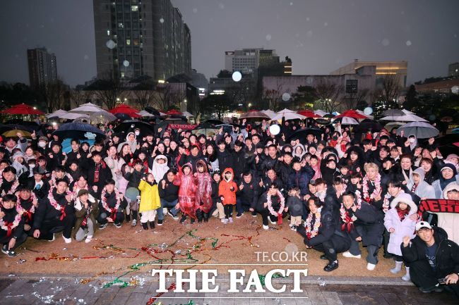 지난 13일 부천시청 잔디광장에서 열린 부천FC1995 승격 기념 시민 한마당에 모인 시민들과 부천FC 선수들이 기념사진을 촬영했다. /부천시