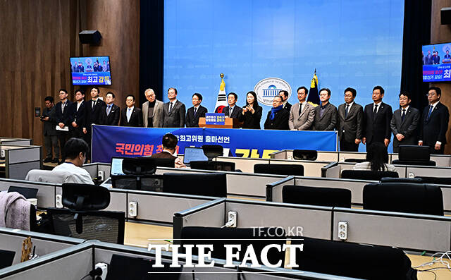 강득구 더불어민주당 의원(왼쪽 세번째)이 15일 오전 서울 여의도 국회 소통관에서 기자회견을 열고 최고위원 출마선언을 하고 있다. /국회=배정한 기자