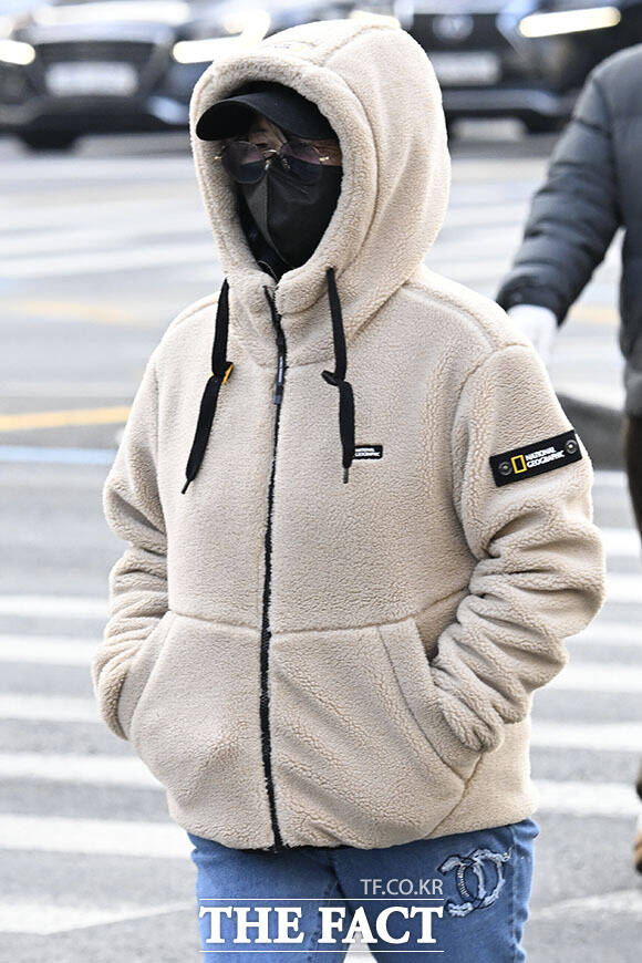 전국 대부분 지역 아침 기온이 영하 5도 안팎으로 떨어진 15일 오전 시민들이 서울 종로구 광화문 인근 횡단보도에서 신호를 기다리고 있다. /송호영 기자