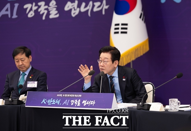 이재명 대통령은 제주 4·3 사건 당시 강경 진압을 주도한 고 박진경 대령의 수훈 취소를 검토하도록 지시했다. 이 대통령이 10일 용산 대통령실에서 주재한 '인공지능(AI) 시대 K-반도체 비전과 육성전략 보고회'에서 발언하고 있다. /대통령실