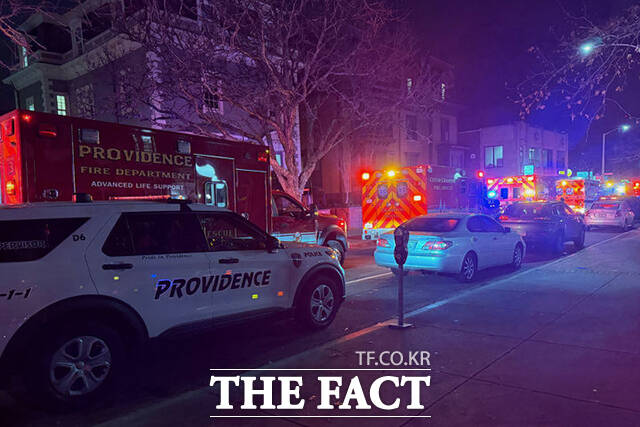 13일(현지시간) 미국 로드아일랜드주 프로비던스의 브라운대에서 총격이 발생한 가운데 경찰 관계자들이 대학 교문을 통제하고 있다. /프로비던스=AP.뉴시스