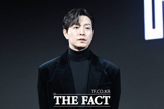 배우 박용우와 노재원, 강길우, 정성일, 원지안, 서은수, 우도환, 정우성, 현빈(왼쪽부터)이 15일 오전 서울 강남구 그랜드 인터컨티넨탈 서울 파르나스에서 열린 디즈니+ 새 오리지널 시리즈 ‘메이드 인 코리아’ 제작발표회에 참석해 포즈를 취하고 있다. /서예원 기자