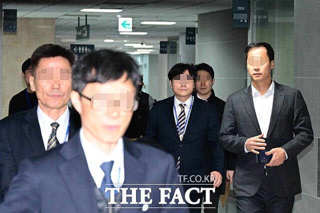 전재수 전 장관 사무실 압수수색으로 수사팀과 취재진이 북적이는 모습.