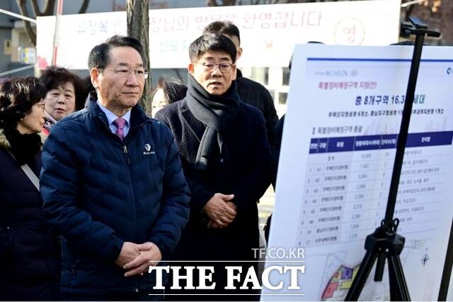 유정복 인천시장이 2일 부평구 삼산월드컨벤션에서 열린 노후계획도시정비 기본계획 주민설명회에 앞서 갈산타운아파트를 찾아 현장을 점검 하고 있다. /인천시
