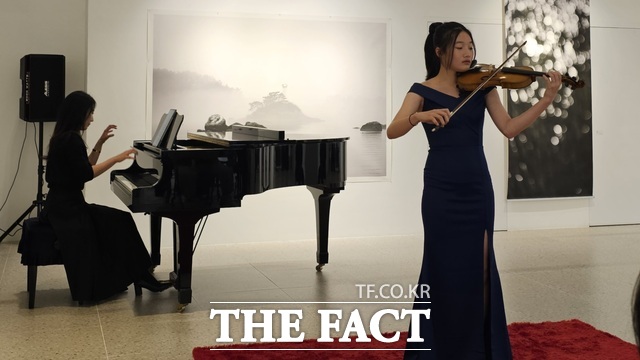 강정현 학생이 13일 빛과 소금 갤러리에서 열린 유진의 겨울 이야기 음악회에서 하이든 바이올린 협주곡 제2번을 연주하고 있다. /고병채 기자