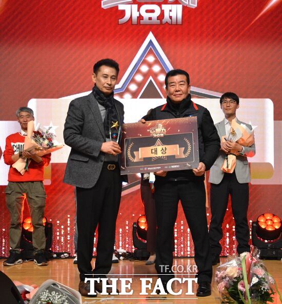 한국노총 대전지역본부는 13일 대전 서구청 구봉산홀에서 제21회 노동자 가요제를 성황리에 개최했다. 김용복 의장(오른쪽)이 한국타이어앤테크놀로지노동조합 윤달섭 씨에게 대상을 수여하고 있다. /한국노총 대전지역본부