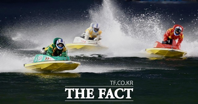 2025 그랑프리 경정 결승전에서 6번(초록색) 김도휘, 3번(빨간색) 박종덕, 1번(하얀색) 박원규가 결승선을 향해 질주하고 있다./국민체육진흥공단