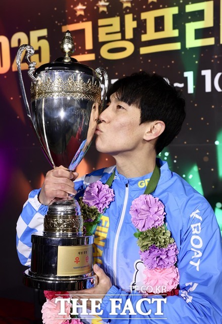 2025 그랑프리 경정에서 우승한 김도휘가 트로피에 입맞춤을 하고 있다./국민체육진흥공단