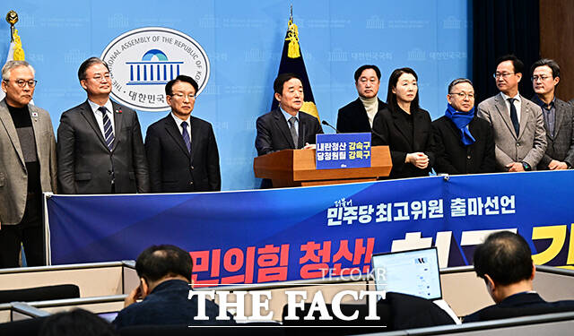 강득구 더불어민주당 의원(왼쪽 세번째)이 15일 오전 서울 여의도 국회 소통관에서 기자회견을 열고 최고위원 출마선언을 하고 있다. /국회=배정한 기자