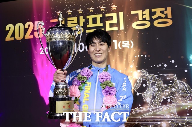 2025 그랑프리 경정에서 우승한 김도휘가 환한 미소로 기뻐하고 있다./국민체육진흥공단