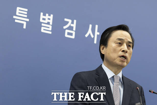 조은석 특검이 15일 서울 서초구 서울고검에서 윤석열 전 대통령의 비상계엄 선포 동기와 최초 준비 시점 등을 포함한 수사 결과를 발표하고 있다. /이새롬 기자