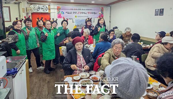 대덕구 석봉동 새마을부녀회가 15일 지역 홀몸 어르신을 대상으로 '생신상 대접 행사'를 열고 하반기 생신을 맞은 어르신 30여 명을 초청해 정성껏 마련한 음식을 대접했다. /대덕구
