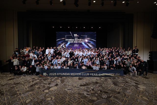 현대자동차가 지난 13~14일 인천 인스파이어 엔터테인먼트 리조트에서 공식 브랜드 팬덤 '현대모터클럽' 출범 10주년 기념 행사를 열고 참석자들이 기념촬영을 하고 있다. /현대자동차