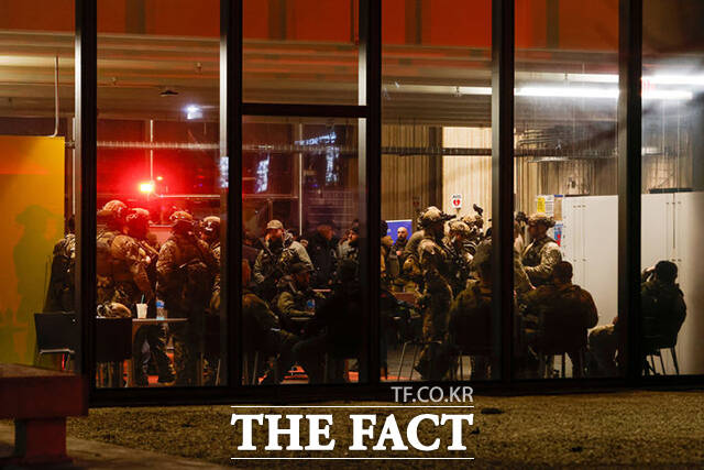 13일(현지시간) 미국 로드아일랜드주 프로비던스의 브라운대에서 총격이 발생한 가운데 경찰 관계자들이 대학 교문을 통제하고 있다. /프로비던스=AP.뉴시스