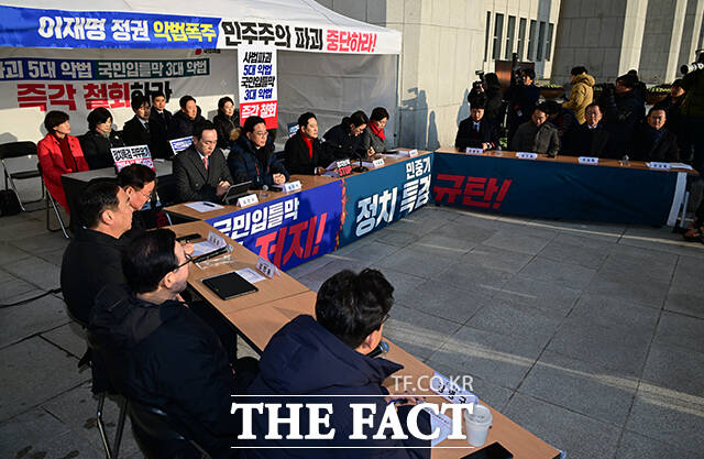 과반 의석을 가진 민주당이 특검을 수용하지 않으면 국민의힘 단독으로 이를 통과시킬 방법은 없다. 사진은 15일 국회 본관 앞 천막 농성장에서 최고위원회의 갖는 국민의힘의 모습. /남윤호 기자