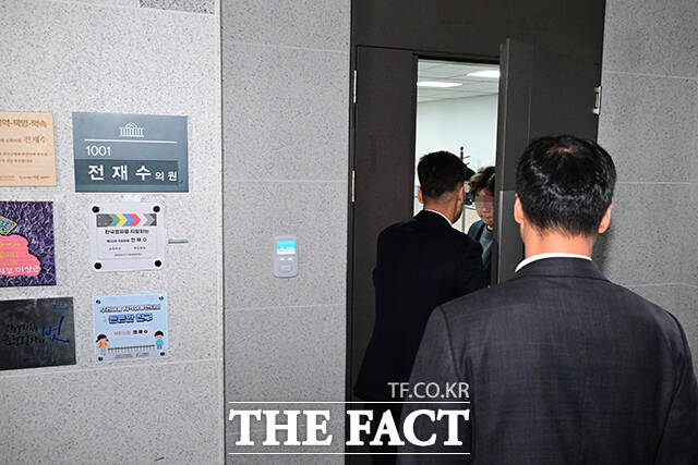 전재수 전 장관 사무실 압수수색으로 수사팀과 취재진이 북적이는 모습.