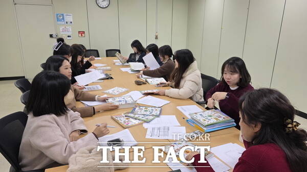 영양Dream 연구회가 4일 영양교육 체험 및 수업 자료 개발을 위한 회의를 진행하고 있다. /정예준 기자