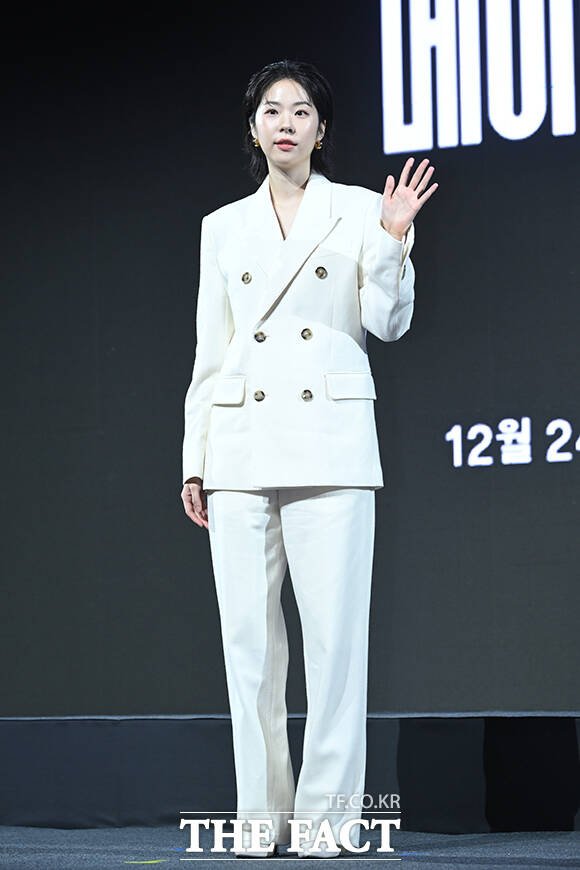 배우 박용우와 노재원, 강길우, 정성일, 원지안, 서은수, 우도환, 정우성, 현빈(왼쪽부터)이 15일 오전 서울 강남구 그랜드 인터컨티넨탈 서울 파르나스에서 열린 디즈니+ 새 오리지널 시리즈 ‘메이드 인 코리아’ 제작발표회에 참석해 포즈를 취하고 있다. /서예원 기자