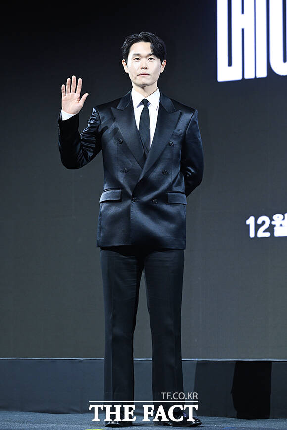 배우 박용우와 노재원, 강길우, 정성일, 원지안, 서은수, 우도환, 정우성, 현빈(왼쪽부터)이 15일 오전 서울 강남구 그랜드 인터컨티넨탈 서울 파르나스에서 열린 디즈니+ 새 오리지널 시리즈 ‘메이드 인 코리아’ 제작발표회에 참석해 포즈를 취하고 있다. /서예원 기자