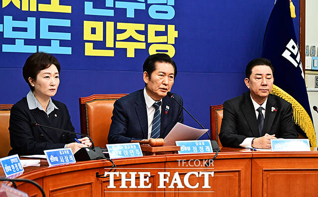 정청래 더불어민주당 대표(왼쪽 두번째)가 15일 오전 서울 여의도 국회에서 열린 최고위원회의에 참석해 모두발언을 하고 있다. /국회=배정한 기자