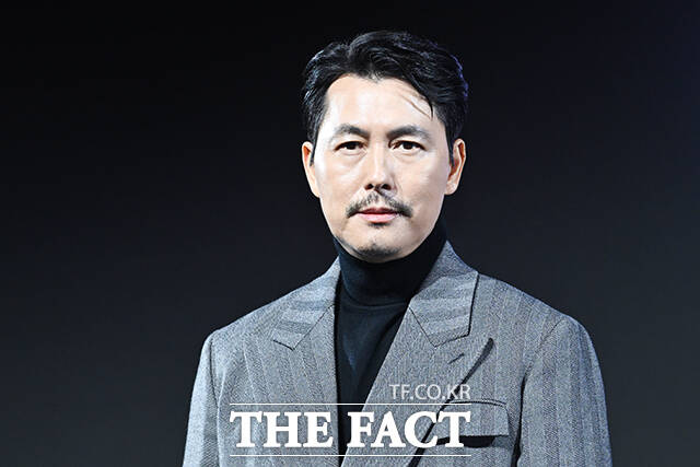 배우 박용우와 노재원, 강길우, 정성일, 원지안, 서은수, 우도환, 정우성, 현빈(왼쪽부터)이 15일 오전 서울 강남구 그랜드 인터컨티넨탈 서울 파르나스에서 열린 디즈니+ 새 오리지널 시리즈 ‘메이드 인 코리아’ 제작발표회에 참석해 포즈를 취하고 있다. /서예원 기자