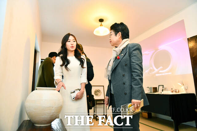 김효지 작가가 13일 여수 원도심 낭만배울학교 쉬어家에서 열린 개막전 우주를, 바다를-담다, 닮다에서 백인숙 여수시의회 의장에게 작품 설명을 하고 있다. /고병채 기자